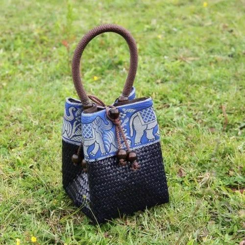 SPECIFICATIONSBrand Name: artmomoHandbags Type: TotesTypes of bags: Top-Handle BagsMain Material: StrawLining Material: PolyesterShape: BucketPlace Of Origin: FU JIAN ProvincePlace Of Origin: SHAN DONG ProvinceOrigin: Mainland ChinaCN: HunanHardness: SOFTPattern Type: StripedInterior: No PocketDecoration: BeadingExterior: Solid BagOccasion: VersatileClosure Type: haspGender: WOMENStyle: vintageModel Number: 18077Number of Handles/Straps: Single Brown Straw Bag With Large Capacity For Gift, Brown Large Capacity Straw Bag For Gift, Brown Large Capacity Straw Bag As A Gift, Brown Handheld Canvas Bag With Large Capacity, Brown Square Straw Bag With Detachable Handle, Square Shoulder Bag With Single Handle For Daily Use, Brown Handheld Canvas Bag, Bohemian Top Handle Bucket Bag For Daily Use, Square Satchel With Single Handle For Daily Use