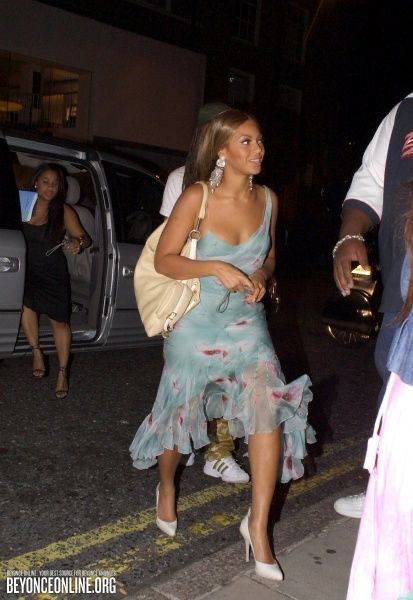 Beyonce 2000's, Nobu Restaurant, Restaurant In London, Beyonce Outfits, Beyonce Style, 00s Fashion, Online Photo Gallery, Beyonce Queen, Hip Hop Style