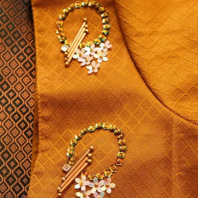 Brooches For Blouse, Brooches Work For Blouse, Simple Brooches Blouse Design, Pink Aari Work Blouse, Pink Aari Work Blouse Designs, Brooches Blouse Design, Brooch Work, Work In Blouse, Aari Work Blouse Designs