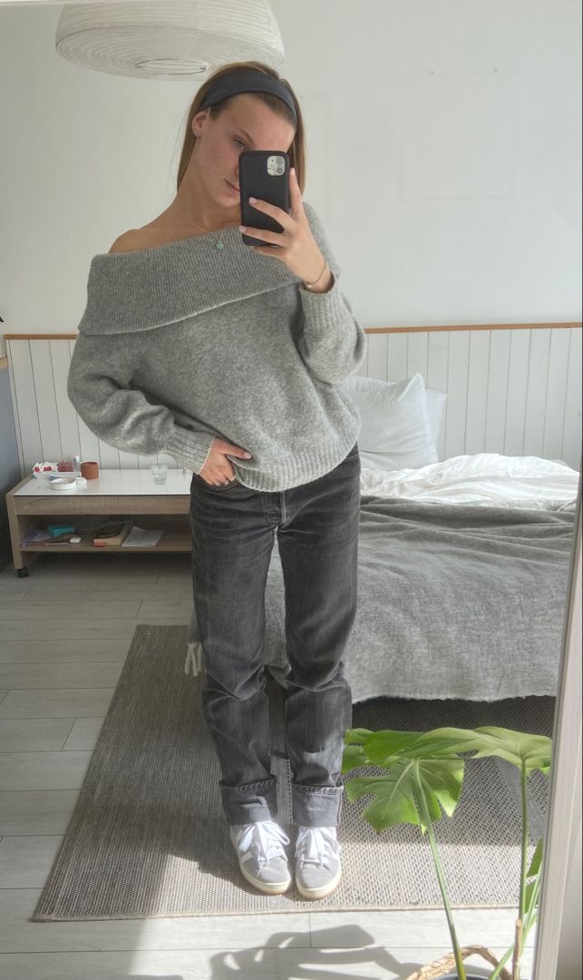 Sweater Off Shoulder Outfit, Outfit Ideas Campus 00, Grey Off Shoulder Sweater Outfit, Grey Off Shoulder Top Outfit, Campus00s Outfit, Campus 00s Grey Outfit, Adidas Campus 00s Outfit Grey, Outfit With Adidas Campus, Off The Shoulder Top Outfit Winter