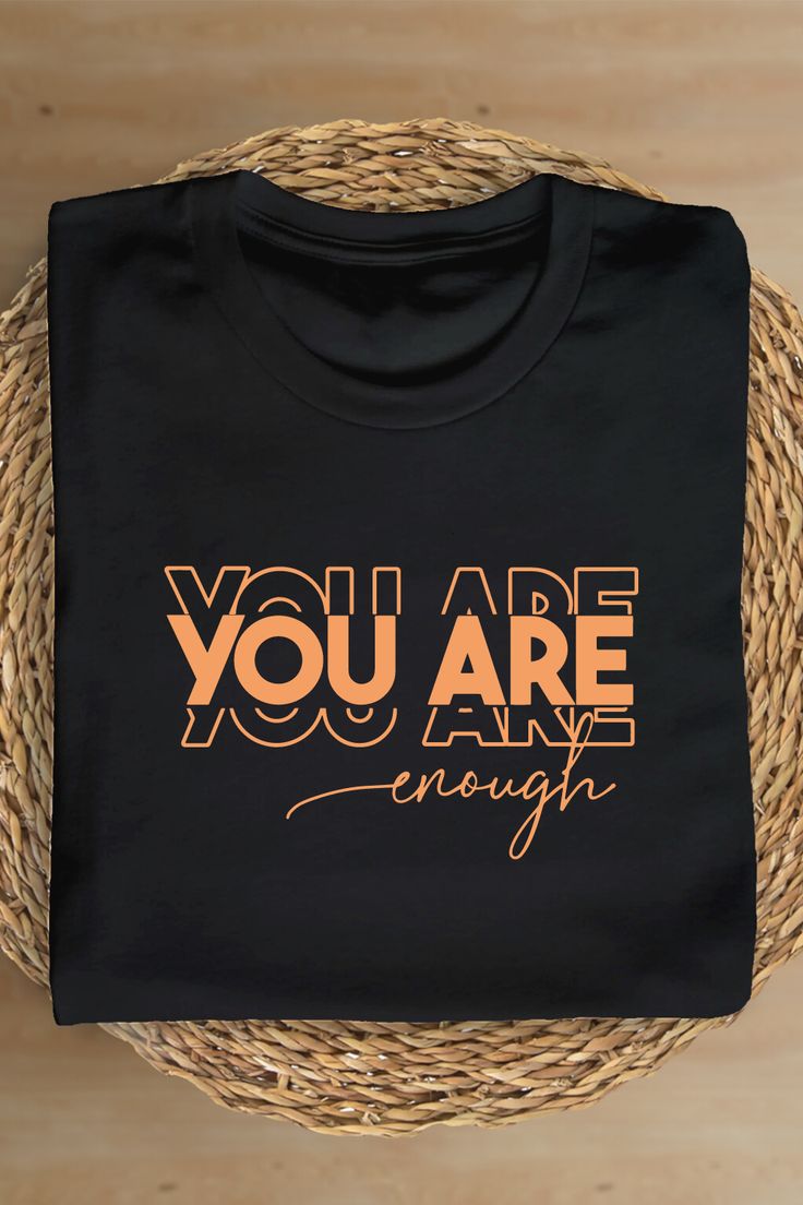 A motivational T-shirt is a great and unique way to show off your positive attitude and vibe and help keep yourself motivated. Motivational Tshirts Inspiration, Inspirational Shirts Women, Motivational T Shirt Design, Motivational T Shirts, Unique T Shirt Designs Inspiration, Women White Shirt Outfit, Unique Shirt Design Ideas, Women T Shirt Design Ideas, Affirmation Tshirt