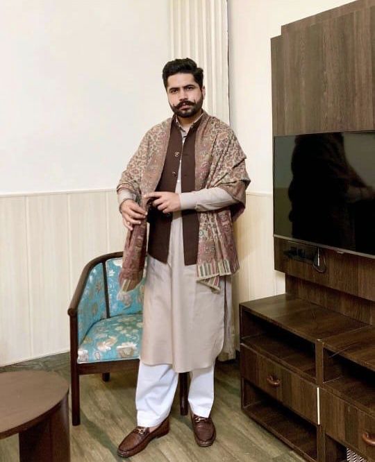 Punjabi Kurta Pajama Men, Ootd Men Outfits, Kurta Pajama Punjabi, Ladies Suit Design, Mens Shawl, Pathani Suit, Pajama Men, Old Man Fashion, Sherwani For Men Wedding