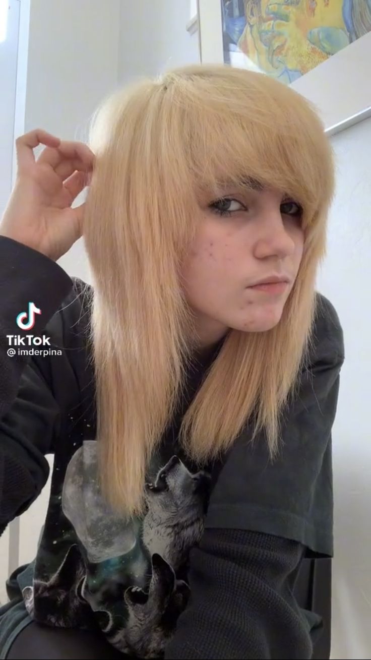 Scene Hair With Bangs, Blond Scene Hair, Emo Bangs Short Hair, Blond Emo Hair, Scene Blonde Hair, Emo Hair Inspiration, Scene Shag Hair, Scene Hair 360, Emo Hair Blonde