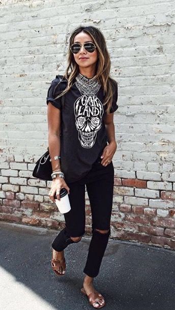 Tshirt and statement necklace Ripped Jeans Ideas, Styling Tees, Woman In Black, Sincerely Jules, Edgy Chic, Outfit Jeans, Mode Casual, Trendy Summer Outfits, Stil Inspiration