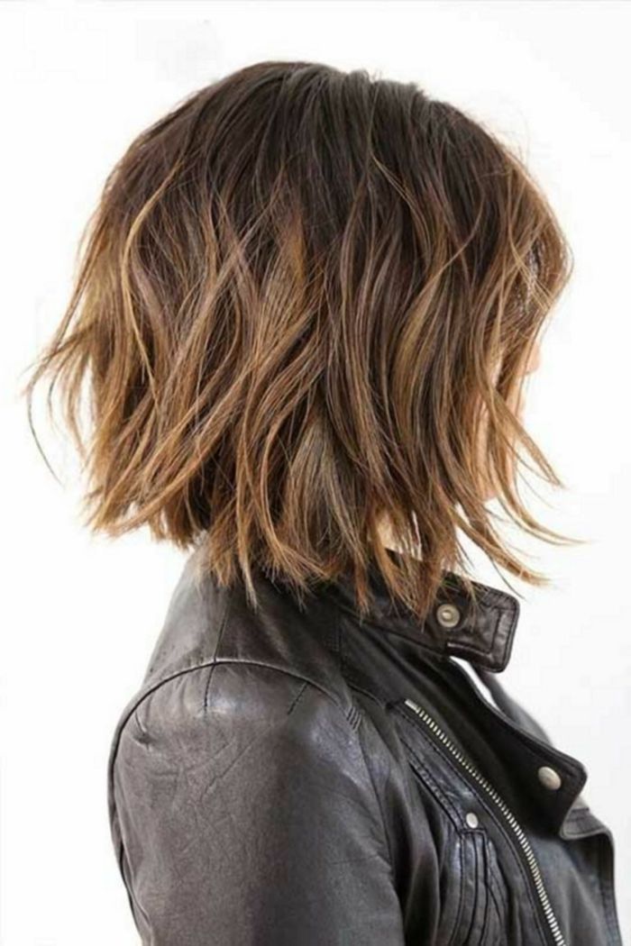 haarfrisuren inspiration choppy bob dünnes haar kurzhaarfrisuren braune haare gewellt schwarze lederjacke Hairstyles Fringe, Choppy Fringe, Choppy Bobs, Shaggy Bob Hairstyles, Dunner Wordend Haar, Short Sassy Haircuts, Shaggy Bob, Shaggy Haircuts, Bob Hairstyles For Thick