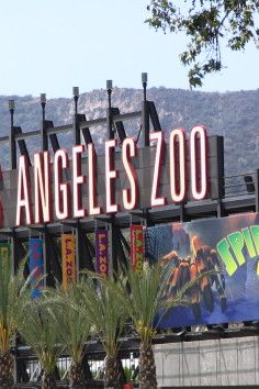 the los angeles zoo sign is lit up