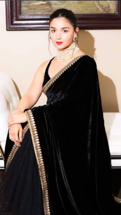 Aaliya Bhatt Saree Look, Alia Bhatt Black Saree Look, Farewell Suits, Black Saree Look, Black Saree Party Wear, Aaliya Bhatt, Velvet Saree, Blouse Lehenga, Before And After Pics