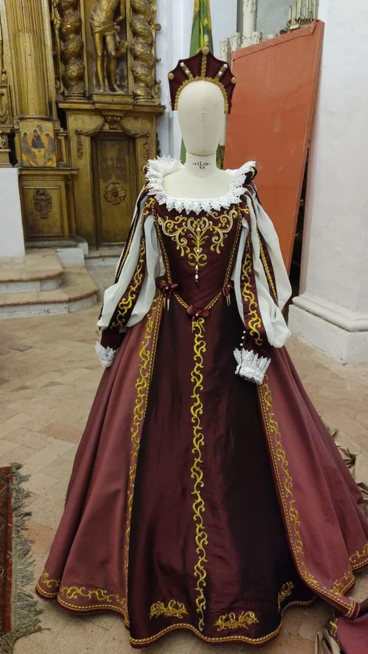 Elizabethan Dress Gowns, 1400s English Fashion, 1400s Fashion Women, 1530s Dress, European Royalty Fashion, Tudor Era Dress, Medieval Princess Outfit, 1530s Fashion, Renessaince Dress