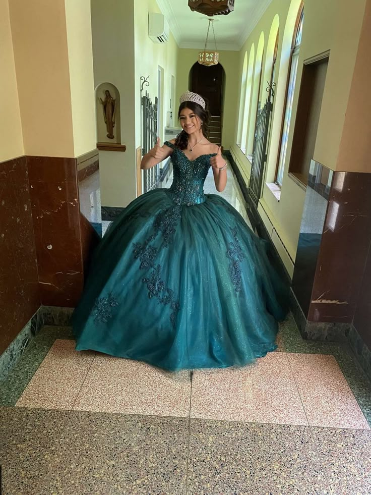 Emerald Green Xv Dresses, Quince Dress Green, Quinceanera Dresses Emerald Green, Off Shoulder Dresses Prom, Emerald Green Quince Dress, Emerald Green Theme, Quinceanera Dresses Ideas, Green Quince Dress, Emerald Green Quinceanera Theme