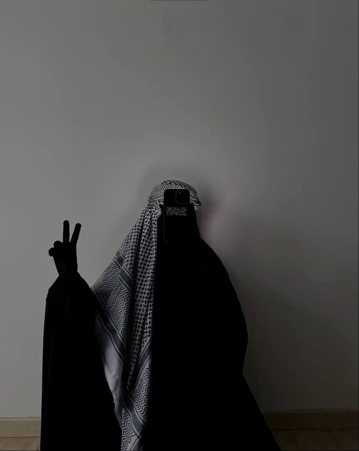 Niqabis Aesthetic, Niqabi Aesthetic, Niqab Aesthetic, Mode Niqab, Niqabi Girl, Hijab Dp, Black Hijab, Hijabi Fits, Stile Hijab