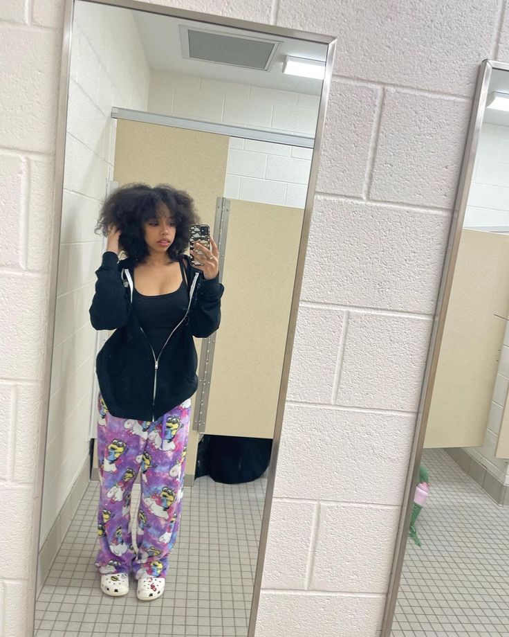 black top with black zip up jacket wearing pajamas Outfit Inspo Pajamas, Pj Pants Outfit School, Pj Outfit Ideas, Pj Outfit For School, Pj Outfit, Pajama Outfits, Earthy Outfits, Outfit Inspo Casual, Cute Lazy Outfits