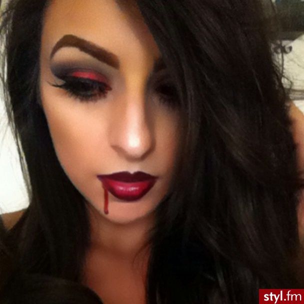 #halloween #make up #blood Vampire Makeup Halloween, Vampire Halloween Costume, Vampire Makeup, Vampire Halloween, Makeup Simple, Elegant Halloween, Halloween Costumes Makeup, Halloween Make Up, Up Halloween