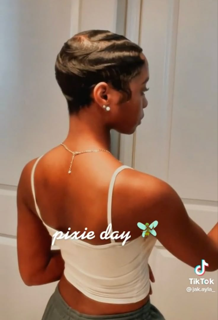 Toni Braxton Short Hair, Short Hair 90s, 90s Pixie, Hair 90s, Finger Waves Short Hair, Short Shaved Hairstyles, Short Hair Images, Natural Hair Short Cuts, Cut Life