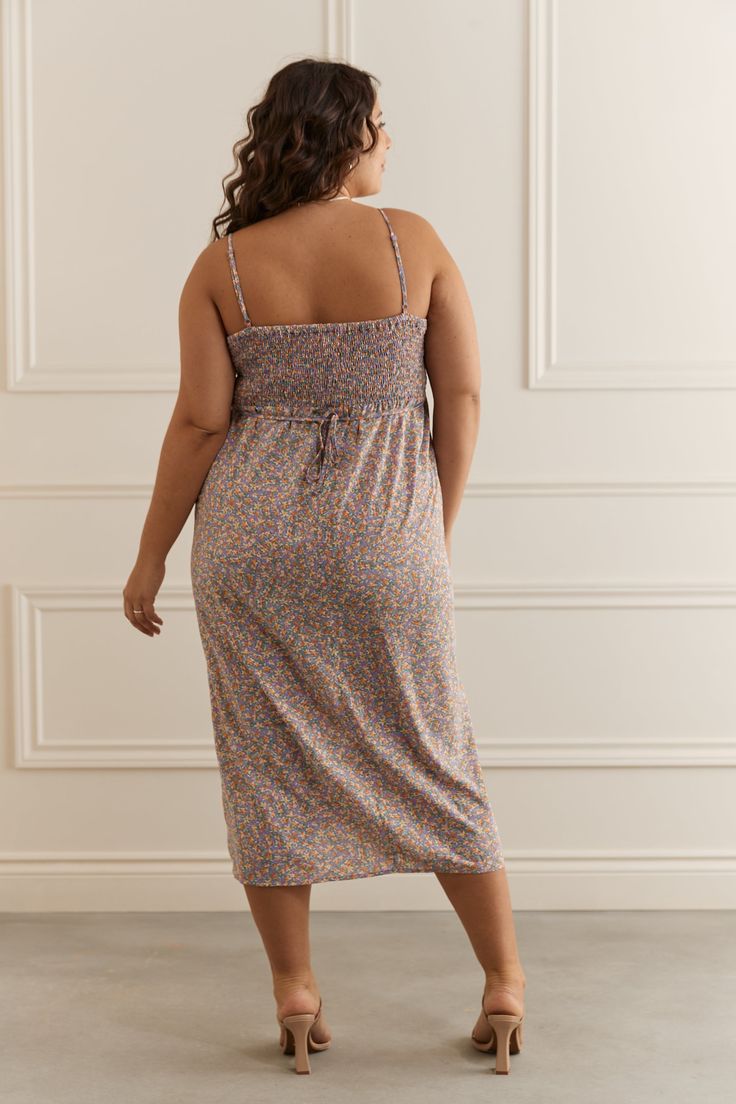 Cette robe ultra féminine avec son style bustier sera assurément votre coup de cœur pour l'été! Portez-là pour une sortie au vignoble ou un souper entre amies! Robe longueur midi Effet bustier avec boucle au devant Doublé au niveau du buste Longues ganses à la taille se nouant au devant ou au dos Bretelles ajustables Fente au devant Fit régulier Les mannequins mesurent 5pi6 et 5pi8 et portent respectivement les grandeurs petit et très grand. Composition : 100% polyester Floral Print Spaghetti Strap Midi Dress For Daywear, Midi Dress With Adjustable Straps For Brunch, Summer Midi Dress With Sweetheart Neckline And Straps, Midi Length Dress With Adjustable Straps For Daywear, Adjustable Straps Sundress, Spring Linen Midi Dress With Adjustable Straps, Spring Midi Dress With Sweetheart Neckline And Adjustable Straps, Sundress With Sweetheart Neckline For Daywear, Midi Sundress With Sweetheart Neckline For Daywear