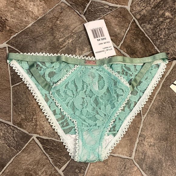 Nwt Daydreamer Nation Ivy Panty Lace Panty Available In Size Small Mint Green Color Retails $25 Spring Green Bottoms With Lace Trim, Green Stretch Lace Bottoms, Green Lace Stretch Bottoms, Green Lace Bottoms For Spring, Green Stretch Bottoms With Lace Trim, Daydream Nation, Logo Hipster, Pastel Mint Green, Mint Green Color