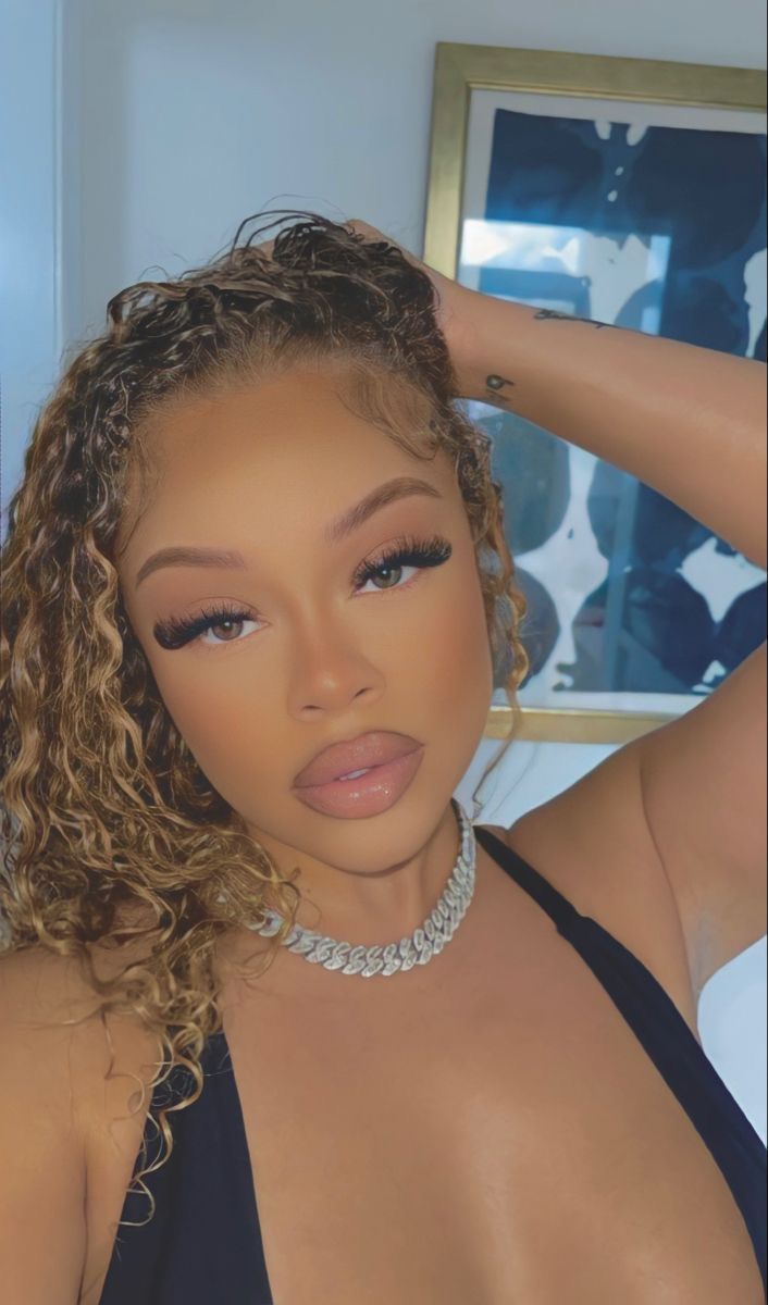 Big Latto Face, Big Latto Curly Hair, Big Latto Selfie, Big Latto Makeup Looks, Big Latto Hair, Flawless Face Makeup, Glossy Lips Makeup, Big Latto, Big Mama