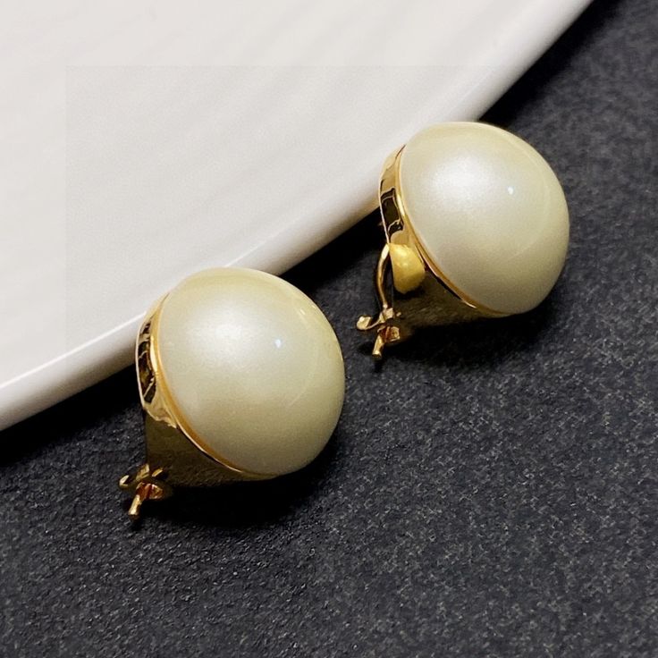 A Popular Element That Interprets Elegance And Creates Fashion For Women. The Harmonious Matching Between These Earrings And Clothing Is Very Prominent, Allowing Gorgeousness And Freedom To Coexist, Elegant But Never Feeling Constrained. White Clip-on Pearl Earrings For Evening, Formal Pearl White Clip-on Earrings, Gold High Luster Earrings, Elegant Pearl Clip-on Jewelry, Elegant Clip-on Pearl Jewelry, High Luster Gold Earrings, Elegant Pearl White Clip-on Pearl Earrings, Elegant White Clip-on Earrings, Gold Round Bridal Earrings For Evening