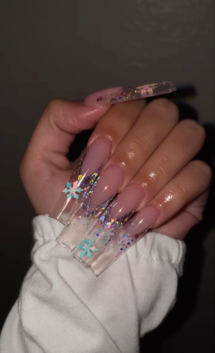 Long Acrylic Nails Clear, Clear Acrylic Nails Winter, Long Snowflake Nails, Clear Long Nails With Designs, Winter Nails Acrylic Coffin Long, Clear Long Nails, Long Clear Acrylic Nails, Christmas Nails Clear, Clear Nails With Snowflakes