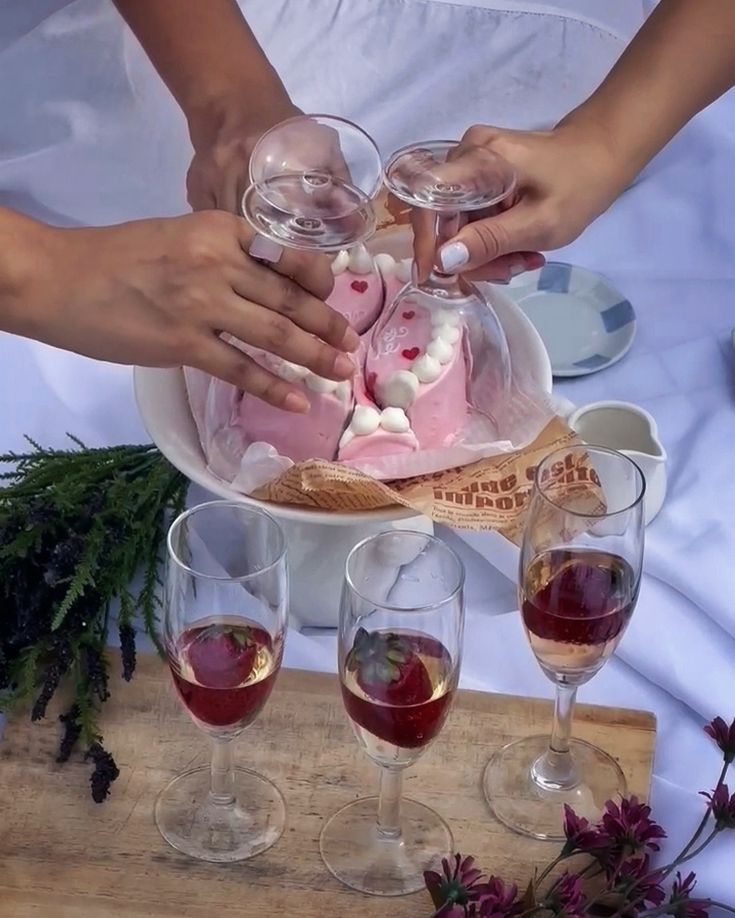 Wine Glass Cake Cutting Tik-Tok trend. What an ingenious way to eat cake! Picnic Cakes Ideas, Cake In A Wine Glass Aesthetic, Cake Wine Glass Trend, Cake Glass Trend, Cake With Wine Glasses, Pinterest Picnic, Cake And Wine, Wine Glass Cake, Picnic Cake