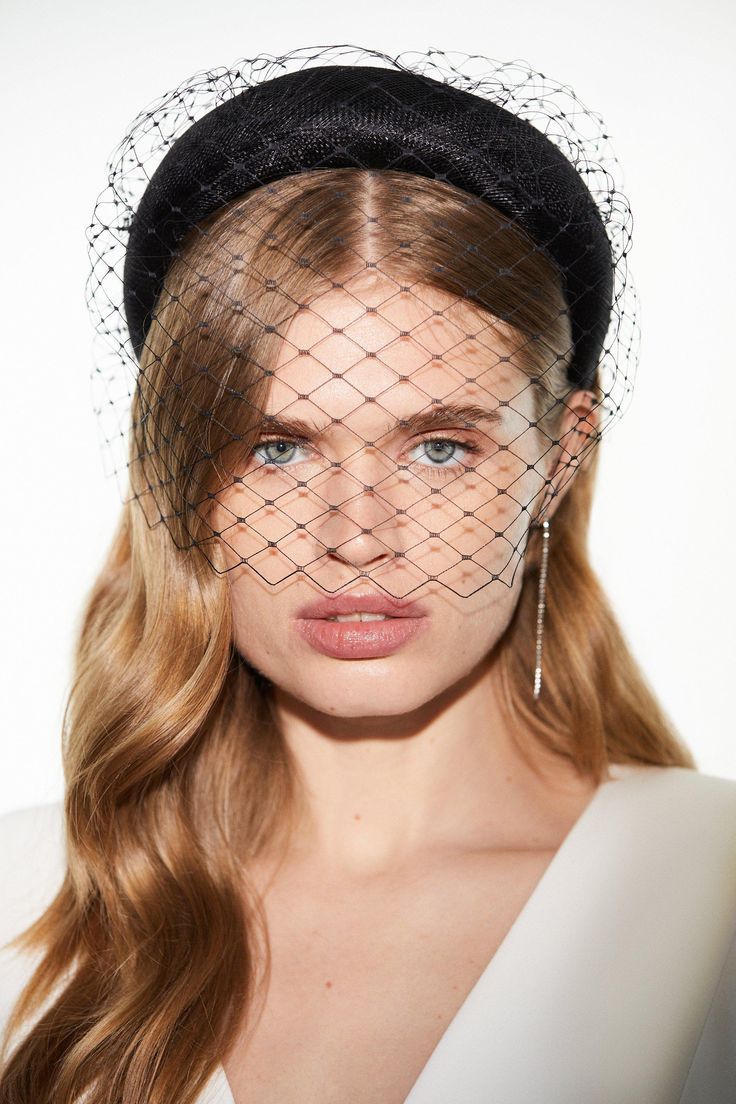 In An Exclusive Collaboration With Luxury Headwear Label Emily-London, Karen Millen Presents A Collection Of Unique Headpieces To Elevate Every Occasion.Crafted With Luxurious Sinamay Fabric, This Headband Showcases An Enviable Retro-Inspired Profile Which Is Elevated With A Birdcage Veil.Style: Headbanddesign: Veilfabric: Woven Mesh Headpiece, Unique Headpieces, Headband Design, Sinamay Fabric, Style Headband, Birdcage Veil, Y2k Aesthetic Outfits, Wedding Headband, Head Band