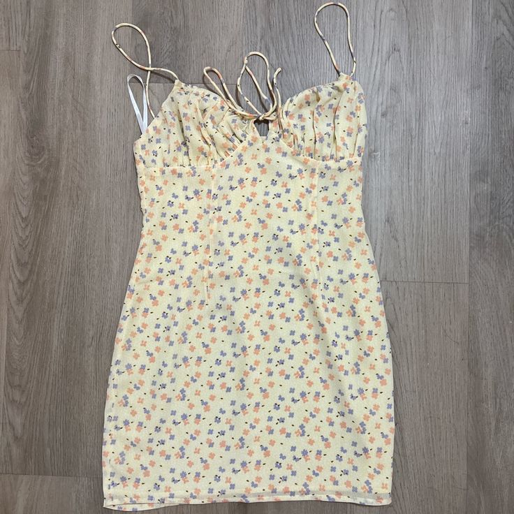 Never Worn Yellow Mini Dress For Spring Vacation, Casual Yellow Spring Dresses, Yellow Mini Sundress For The Beach, Yellow Sundress Mini Length, Yellow Mini Sundress For Beach, Yellow Floral Print Mini Dress For Spring, Yellow Mini Dress For Spring, Yellow Mini Dresses For Day Out, Yellow Sundress For Spring Day Out