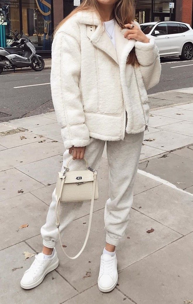 How To Style Sweatpants, Sporty Chic Outfits, White Joggers, Sweatpants Outfit, Aesthetic Outfit Ideas, Des Baskets, Cold Weather Outfits, Sporty Chic, White Jacket