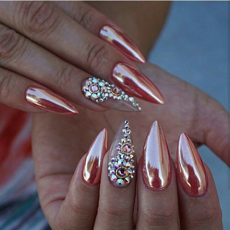 Rose gold chrome acrylic stiletto nails with rhinestone accent Metallic Nails Design, Metallic Nail Art, Gold Nail, Polygel Nails, Her Nails, Rose Gold Nails, Metallic Nails, Nail Swag, Hot Nails