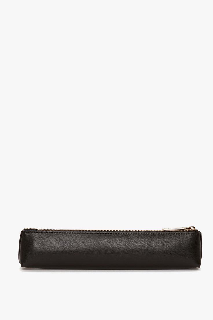 With its elegant rectangular silhouette, the B Frame Long Pouch in Black has a modern refinement. Crafted in Italy from tactile grained leather, it is lined in hard-wearing canvas and adorned by a B-engraved zip puller. A Victoria Beckham stamp and serial number complete the look. Victoria Beckham Exclusive Pencil Case In Black Leather  - Size ONE SIZE UK Zip Puller, Victoria Beckham, Pencil Case, Black Leather, In Italy, Pencil, Pouch, Stamp, Italy