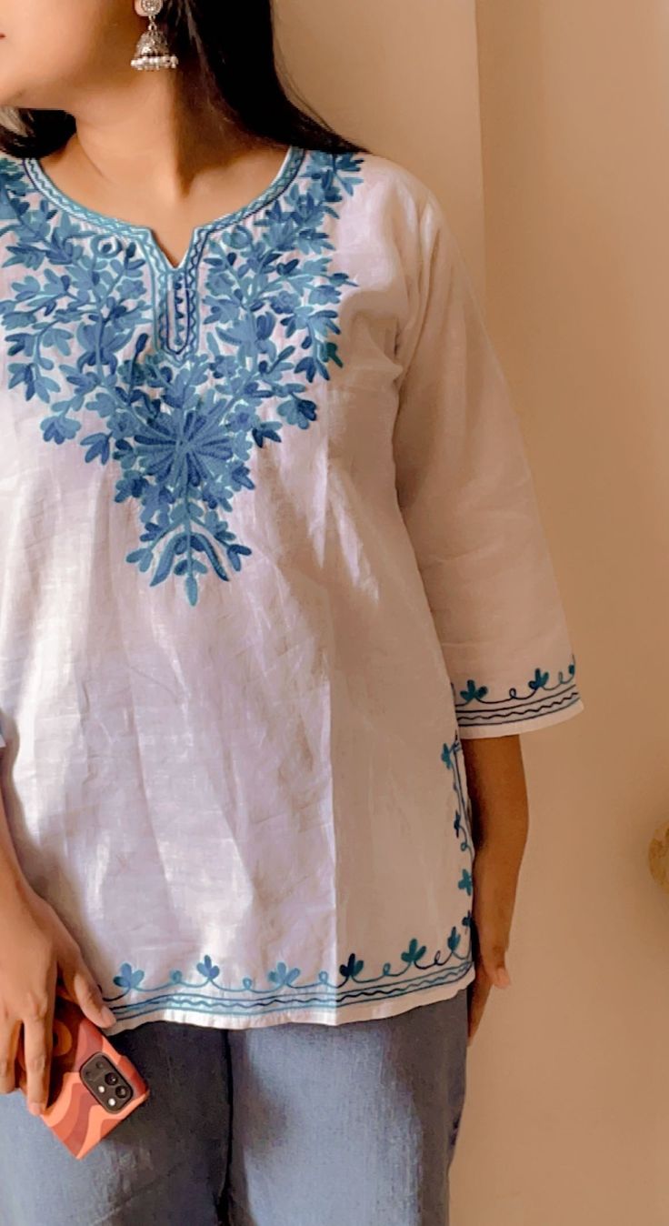 Kurta With Jeans For Women, Short Kurties Outfit, Kurta Winter Outfit, Kashmiri Kurti Outfit, Short Kurtas Women, Short Kurta Outfit, Short Kurti With Jeans Outfit Aesthetic, Simple Kurta Designs Casual, Cotton Kurti With Jeans