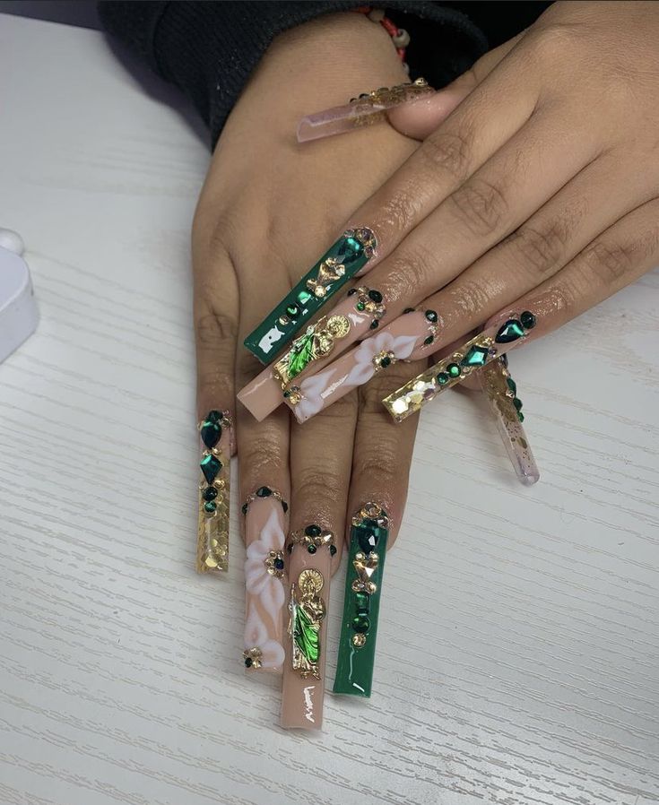 Green Gem Nails, Green Nails With Rhinestones, Green Bling Nails, San Judas Nails, Nails Art Easy, Nails Art Simple, Practice Nails, Nail Art 2022, Nail Art 2023