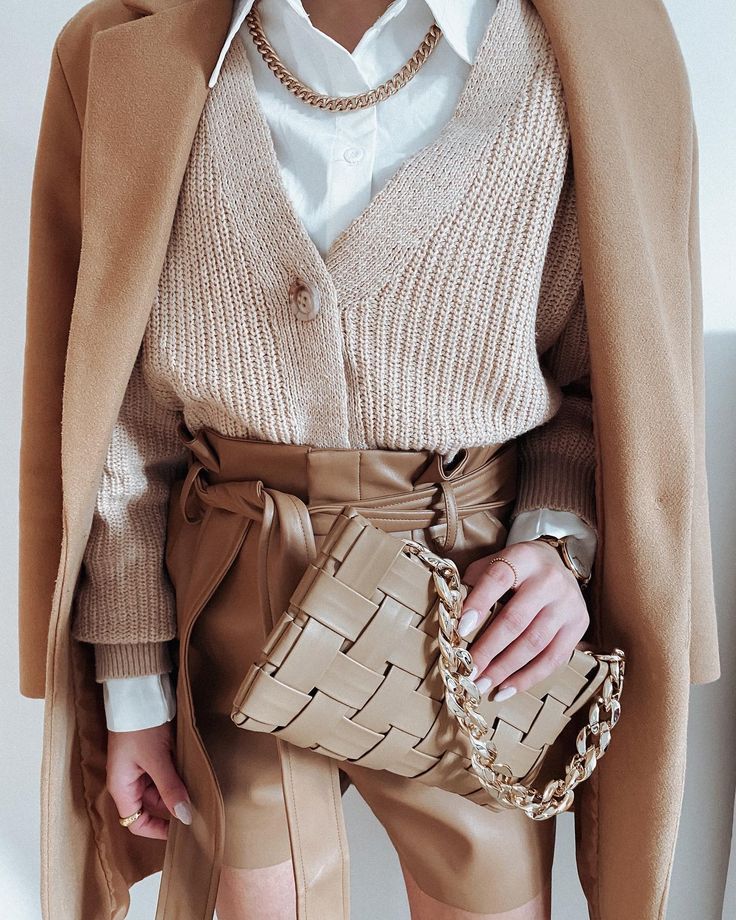 Who else is #OBESESSED with brown, khaki and neutral tones?! (Add a gold accent please!) #📷 @ luna_dimichele on IG We love a fabulous mix of textures - especially during winter! Monochrome (or mostly monochrome) looks benefit a TON with added texture and small accents. Bag: Viviana Brown Monochrome, Red Candy, Midnight Black, Gold Accent, Basket Weave, Formal Outfit, Dressy Casual, Light Photography, Neutral Tones