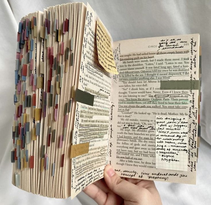 libro annotato Circe Madeline Miller Book, Madeline Miller Circe, Pretty Annotations, Circe Book, Circe Madeline Miller, Annotate Books, Annotation Aesthetic, Studying Vibes, Book Annotation Tips