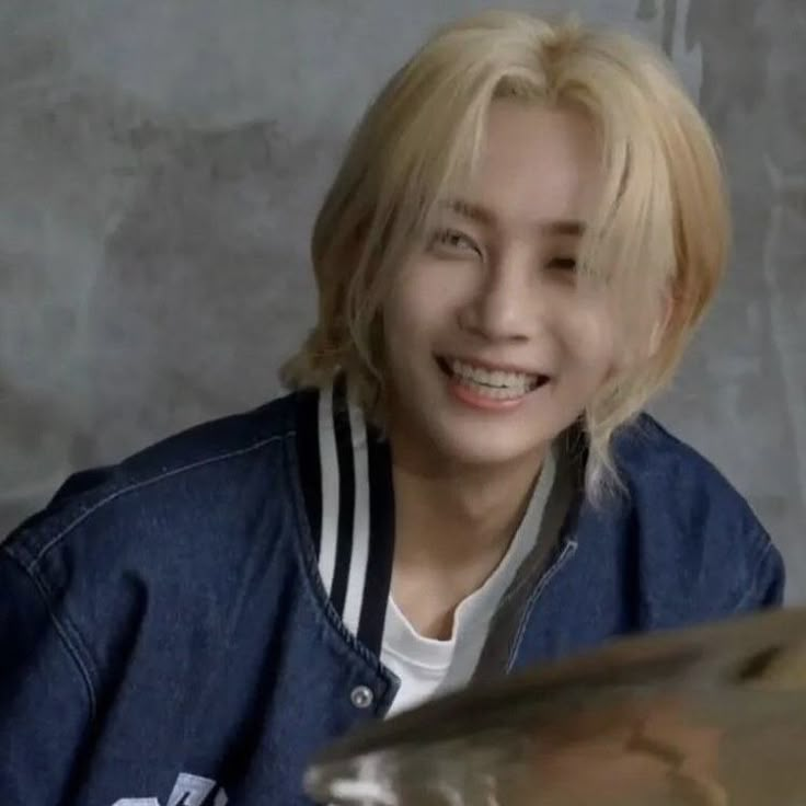 Jeonghan Smile, Jeonghan Icon, Smile Icon, Svt Jeonghan, Jeonghan Svt, Seventeen Icons, Guy Fits, Secret Admirer, Shocking News