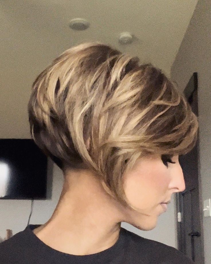 Trending Hair Dye, Pixie Haircut For Chubby Faces, Short Pixie Bobs, Hair Dye Colours, Short Bob Pixie, Short Hair Bob, Short Stacked Hair, Bob Pixie, Trending Hair