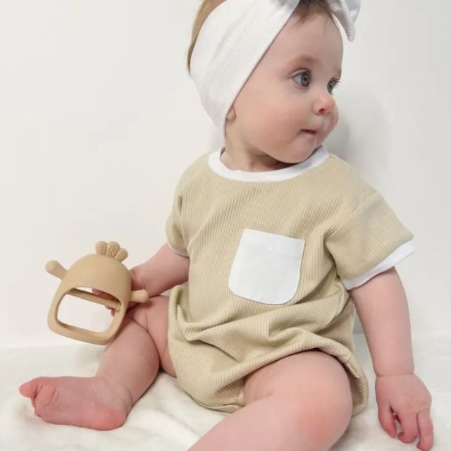 These organic cotton & bamboo blend short sleeve bubble rompers are the perfect addition to your baby's wardrobe. The style is timeless and can be worn alone as a complete outfit or paired with tights, leggings, pants, socks, or bloomers. There are so many ways to style it! Featuring snaps for easy diaper changes and tag-less for optimal comfort. The perfect blend of silky soft bamboo and organic cotton, so its thicker than typical bamboo while still super soft and stretchy! Material: 66% Bamboo