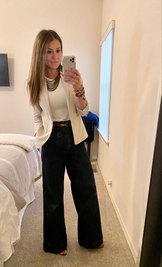 Black Pants Cream Blazer, Cream Colored Wide Leg Jeans Outfit, 2023 Wide Leg Jeans, Wide Leg Trousers With Blazer, Wide Leg Business Casual Outfits, Cream Colored Blazer Outfits, Black Wide Leg Pants And Blazer Outfit, Style Cream Blazer, Dark Trousers Outfit