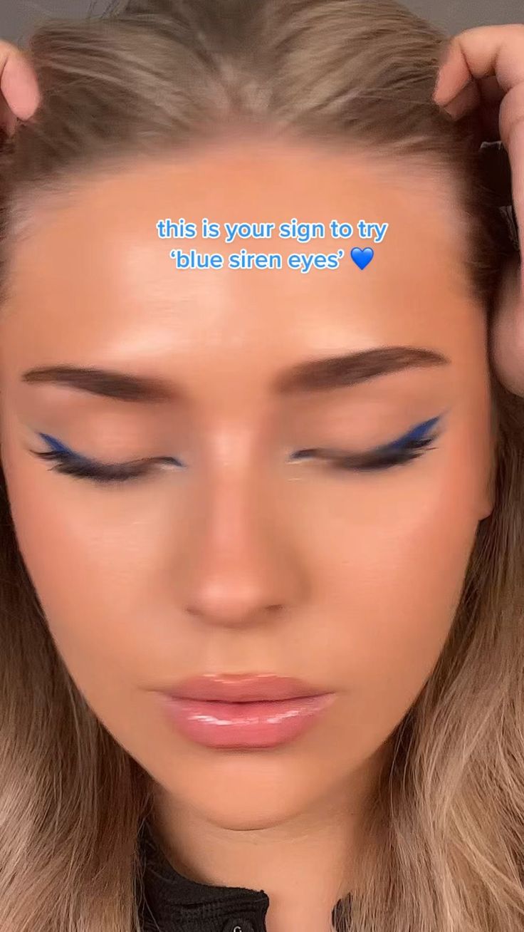 Blue eyeshadow aesthetic 💙 Simple Makeup With Blue Eyeliner, Makeup Look Blue Eyeshadow, Blue Eyeliner Looks Blue Eyes, Blue Eyeliner Design, Make Up Blue Eyes Tutorial, Eyeshadow Looks Eyeliner, Blue Eyes With Blue Eyeshadow, Blue Mascara Makeup Ideas, How To Use Blue Eyeliner