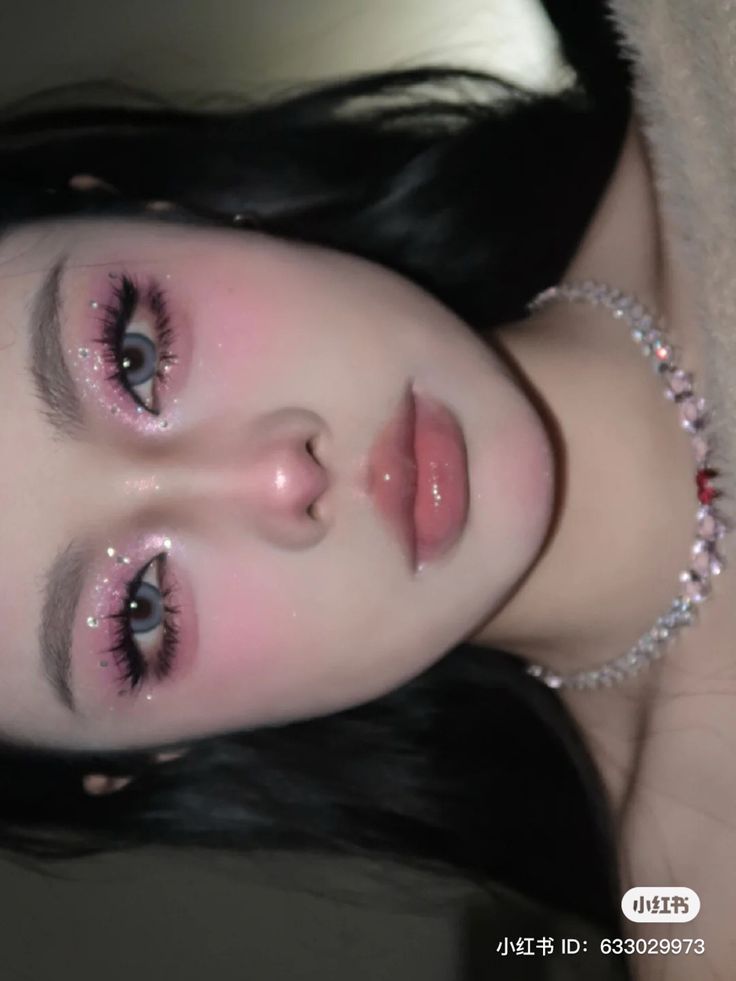 Black Pink Inspired Makeup, Pink Cute Makeup Look, Glowy Glitter Makeup, Cute Stage Makeup, Makeup With Pink Eyeliner, Shiny Pink Makeup, Princess Pink Makeup, Girly Pop Makeup, Cute Birthday Makeup Looks Simple