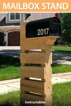 a mailbox stand made out of pallet wood with the words diy mailbox stand on it