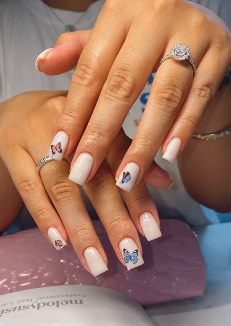 Gel Polish Nail Designs Butterfly, Baterflay Nailart, Butterfly Wedding Nails, Half Butterfly Nails, Short Nails Butterfly, Simple Butterfly Nail Designs, Butterfly Short Nails, Simple Butterfly Nail Art, Short Butterfly Nails