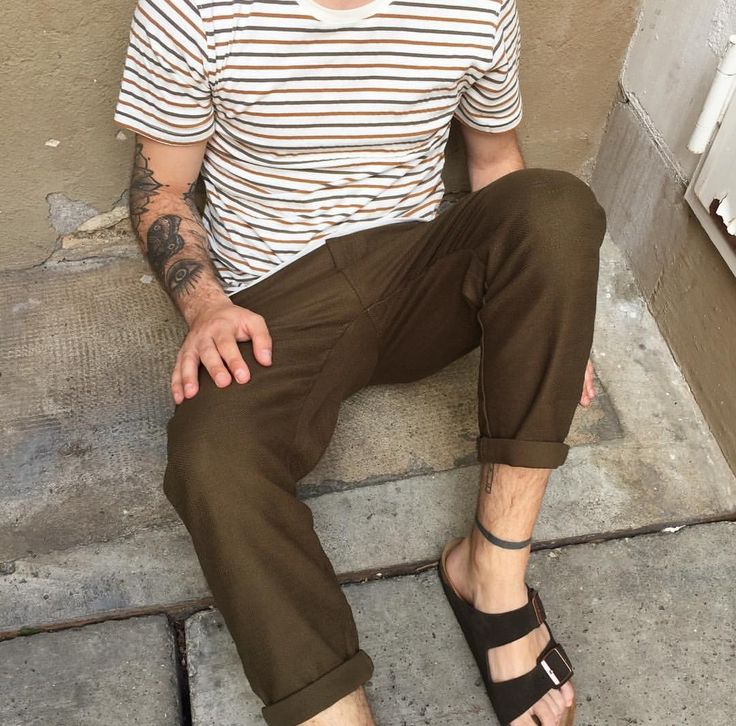 Mens Burken Stocks, Burken Stocks Outfit Men, Birkenstock Arizona Outfit Men, Burken Stocks Outfit, Birkenstock Arizona Outfit, Birkenstock Outfit Men, Mens Ootd, Olive Pants Outfit, Birkenstock Sandals Outfit