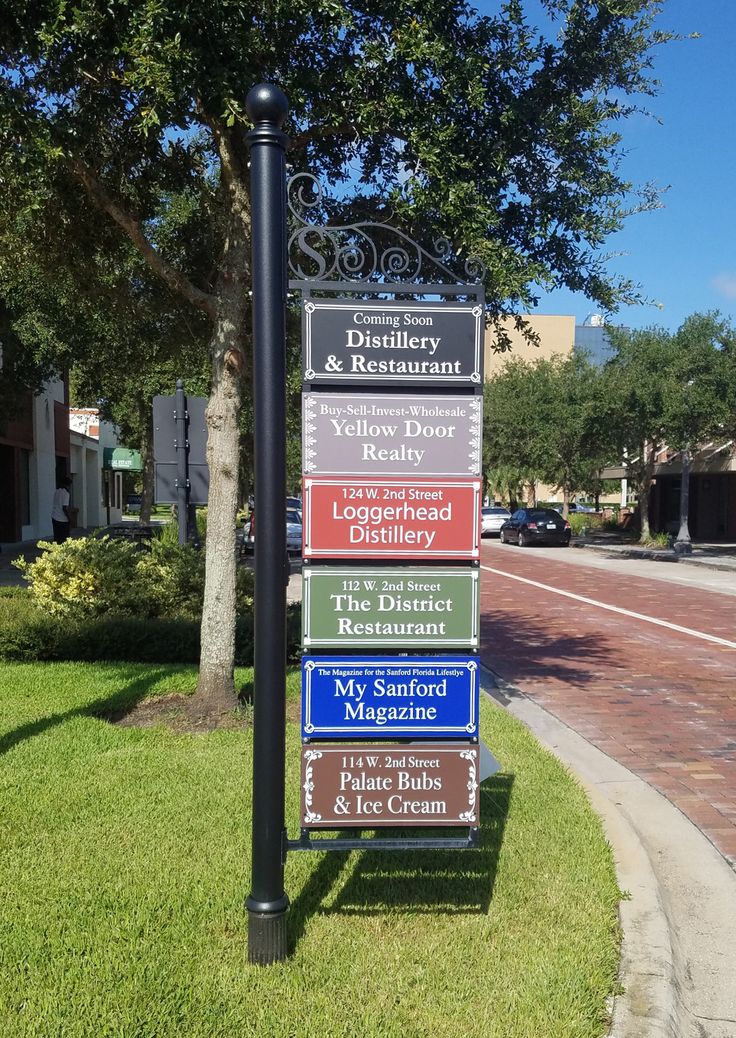 a sign on the side of a road that says restaurants and restaurantes below it