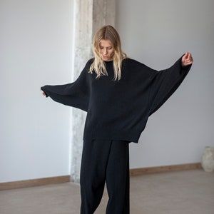 Oversized Lightweight Sweater Loose Sweater Oversize Jumper - Etsy Oversized Jumper Outfit, Black Jumper Outfit, Oversized Black Sweater, Oversized Sweater Outfit, Loose Fit Sweater, Jumper Outfit, Oversize Pullover, Simple Sweaters, Pullover Outfit