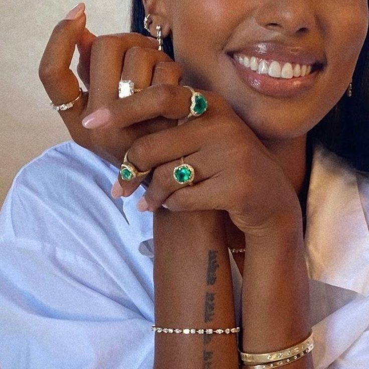 Jewelry Inspo Black Women, Jewellery On Black Women, Black Woman Accessories, Dainty Jewelry Black Women, Black Woman Jewellery, Gold Jewellery Black Women, Rings Aesthetic Black Women, Rings On Black Women, Jewelry On Black Women