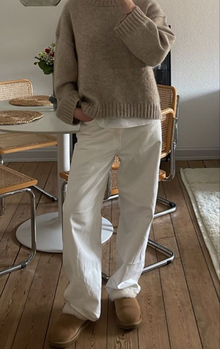 Romanticising Autumn, Beige Jeans Outfit, White Jeans Outfit Winter, Beige Sweater Outfit, Casual Neutral Outfits, Ugg Outfits, White Jeans Winter, White Pants Outfit, Knit Sweater Outfit