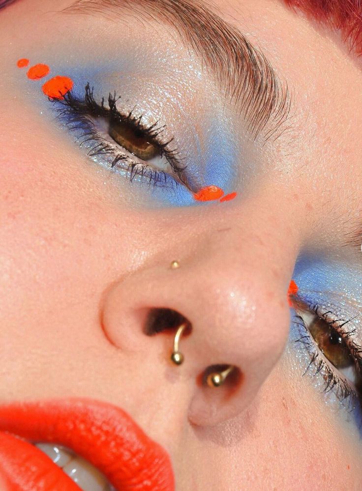 Make Up Ideas Colorful, Easy Editorial Makeup, Circus Inspired Makeup, Graphic Eye Makeup Looks, Orange Liner Makeup, Fun Everyday Makeup, Creative Eyeliner Ideas, Colourful Graphic Liner, Maximalist Eye Makeup