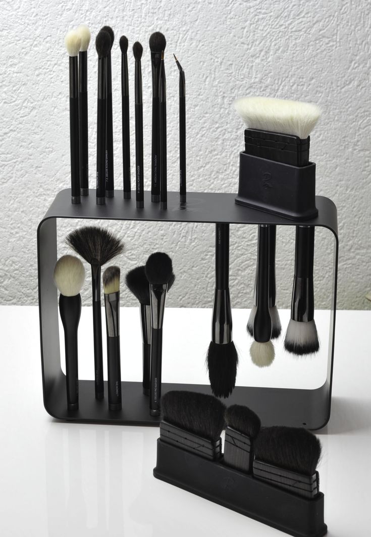 Makeup Brushes Storage, Makeup Tools Products, Sweet Makeup, Rae Morris, Makeup Things, Flatlay Makeup, Face Brushes, Brush Storage, Packing Ideas