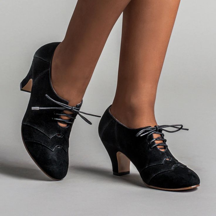 American Duchess: PRE-ORDER Karolina Women's Retro Oxfords (Black) Asoiaf Fashion, Ribbon Shoe Laces, Art Deco Shoes, American Duchess, Dr Shoes, Shoes Party, Oxford Brogues, Leather Cuts, Plus Size Vintage