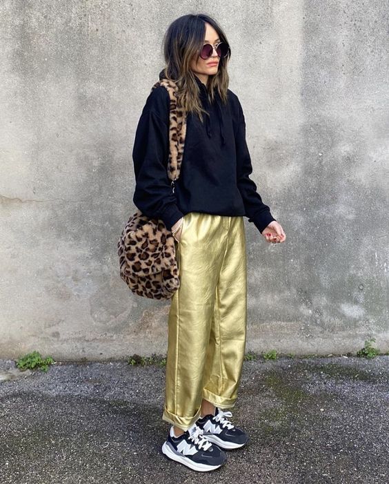 Gold Pants Street Style, Casual Metallic Outfit, Gold Pants Outfit Casual, Mixed Metals Outfit, Gold Trousers Outfit, Gold Pants Outfit, Metallic Pants Outfit, Midi Skirt Outfit Winter, Sequin Jogger Pants