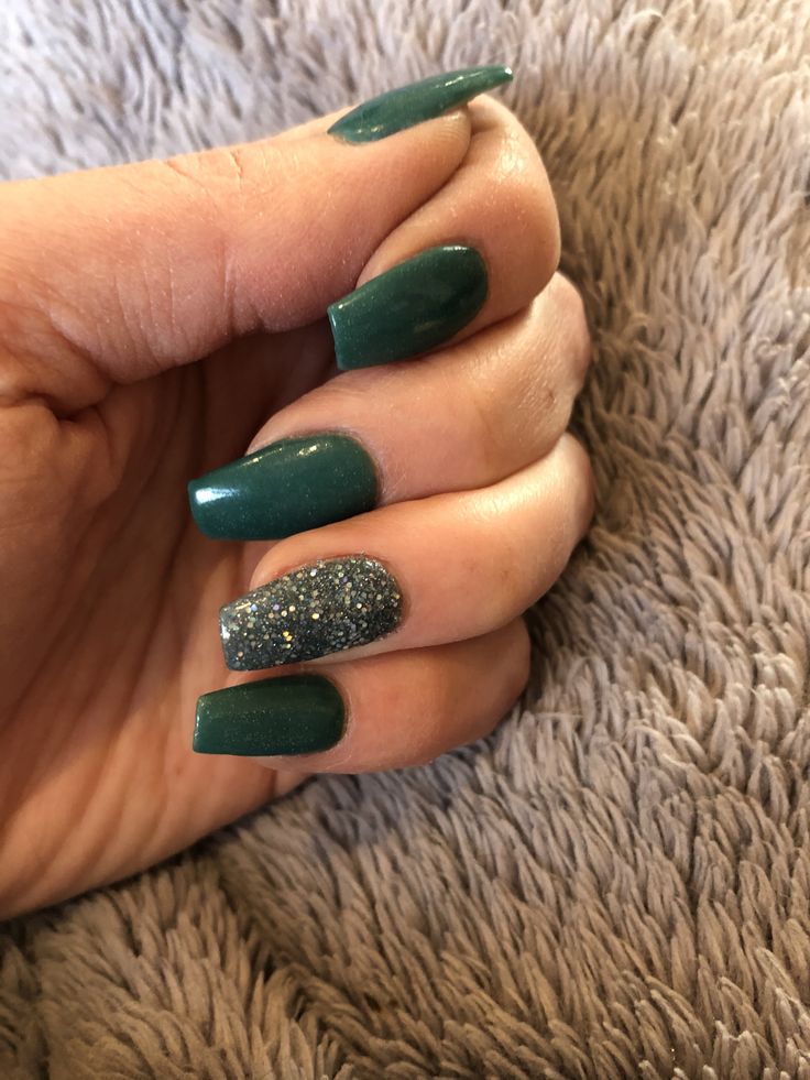 Green Acrylic Nails Coffin With Glitter, Green Nails With Glitter Accent, Dark Green Acrylic Nails Coffin Short, Dark Green Nails For Hoco, Hunter Green And Silver Nails, Dark Green Nails With Accent Nail, Nails To Go With Green Prom Dress, Forest Green Sparkle Nails, Dark Green And Glitter Nails